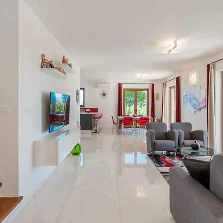 Stunning In Vizinada * Pula